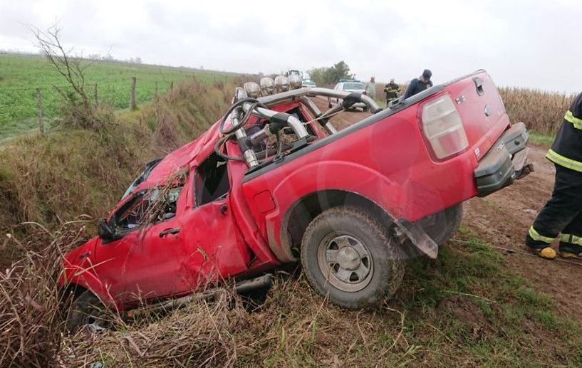 Camioneta terminó en una cuneta y hubo heridos