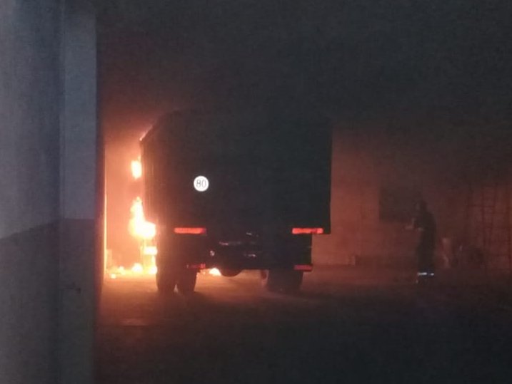 Porteña: Un camión se incendió dentro de un galpón