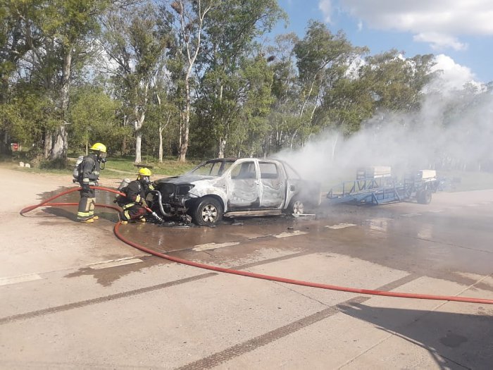 Una camioneta se incendió en cercanías de Morteros