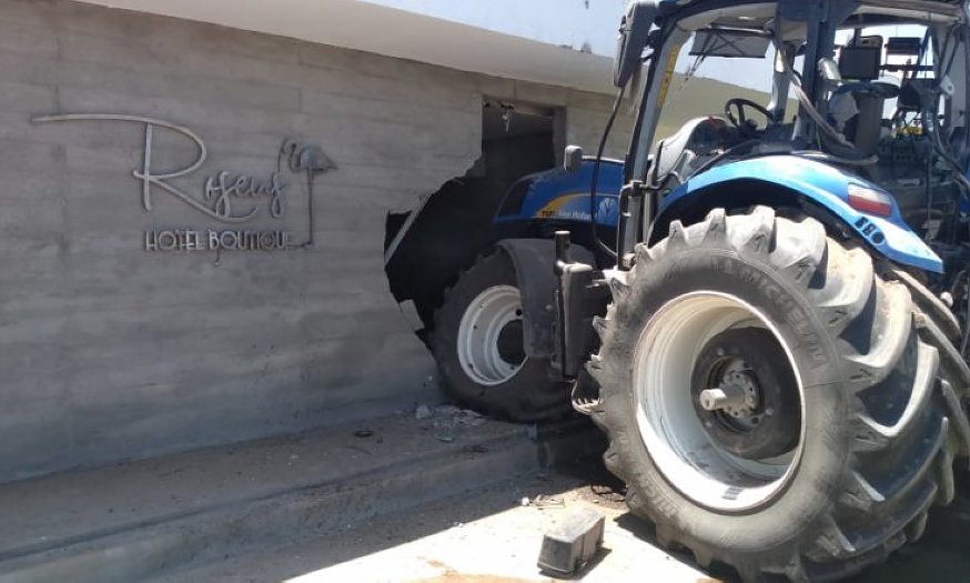 El tractor que impactó contra un hotel en Miramar había sido robado