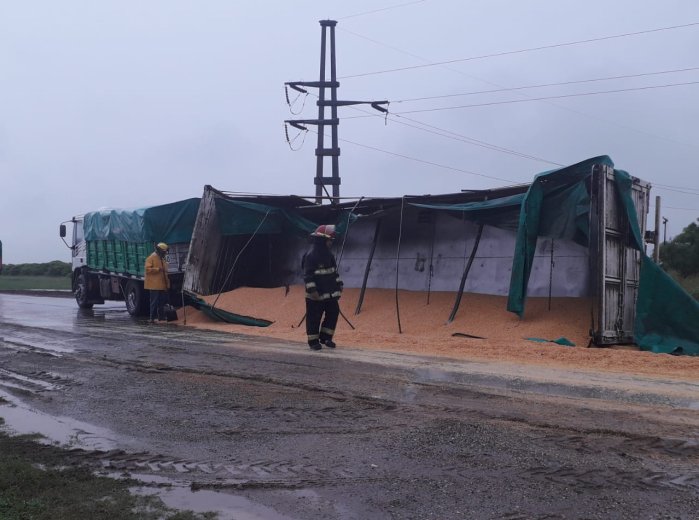 Volcó un camión en cercanías de Porteña