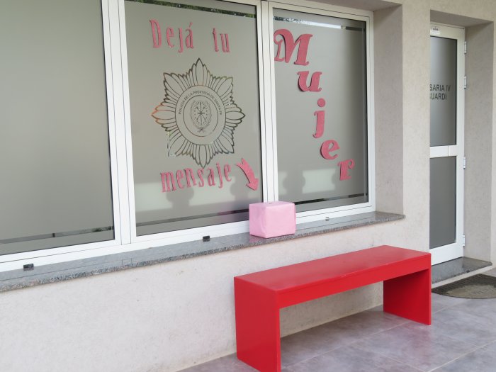Suardi tiene su banco rojo en la Plaza de la Mujer y otro itinerante