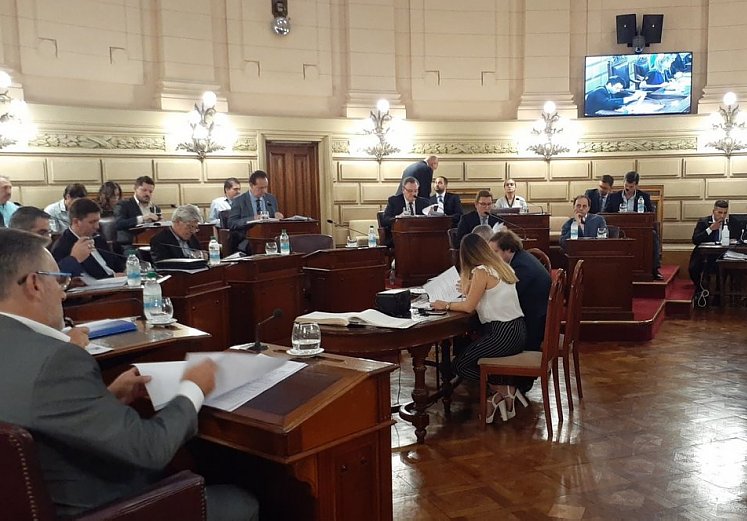 Senadores de la UCR solicitan medidas ante el rechazo de cheques