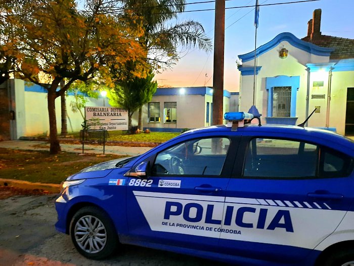 Balnearia: Policías rescataron a una mujer al incendiarse su vivienda