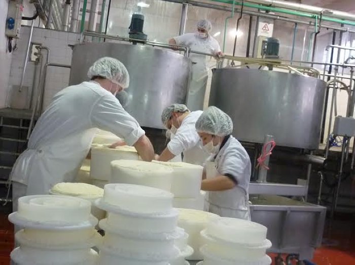 Los trabajadores lácteos no hacen horas extras por reclamo salarial