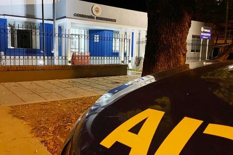 Mujer detenida en Brinkmann por resistencia, daños y agresión 