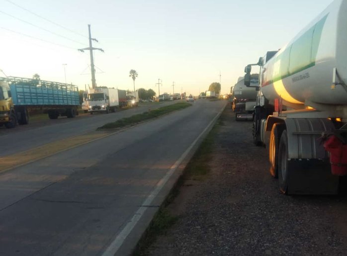 Camioneros realizan cortes de ruta en reclamo de aumentos tarifarios