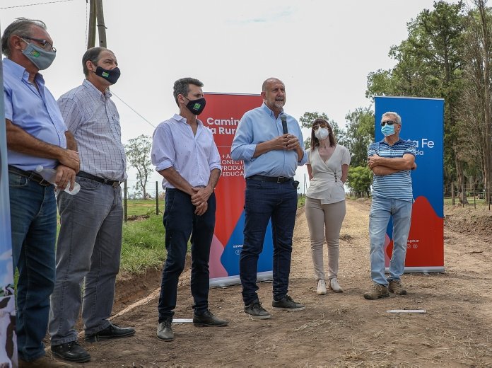 Tacural: Perotti entregó aportes para mejorar caminos rurales