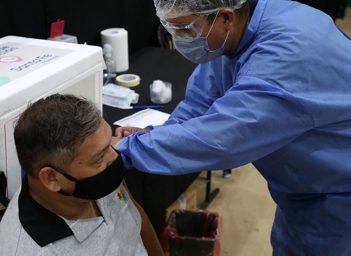 Perotti dijo que las vacunas para los docentes no cambiarán de destino