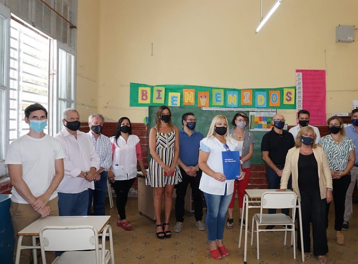 Autoridades de Educación entregaron fondos a escuelas del departamento