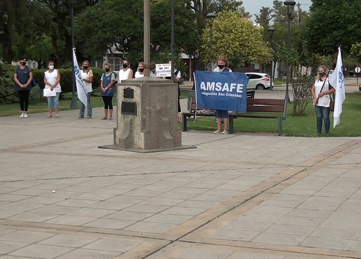 Docentes de Suardi protestaron en plaza San Martín