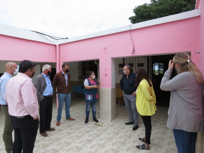 Michlig visitó una escuela y entregó aportes en San Guillermo