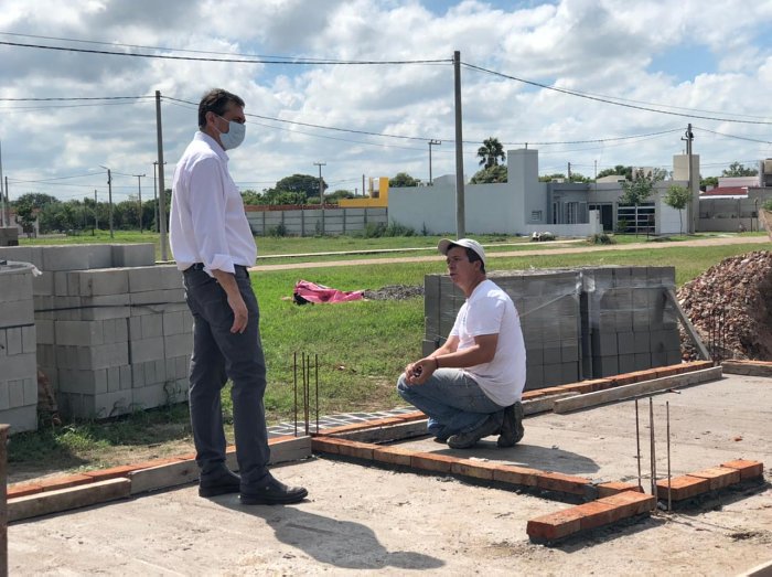 Tévez inspeccionó la construcción de 21 viviendas en Brinkmann