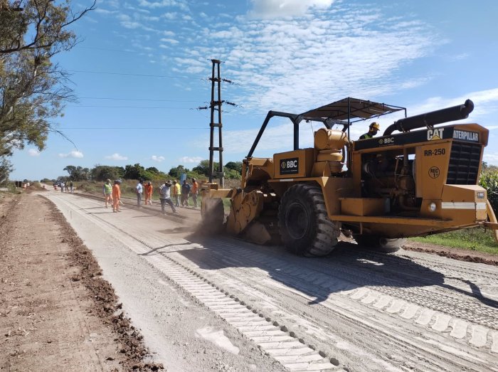 Comenzaron con la colocación de agrovial en el camino a Col. San Pedro