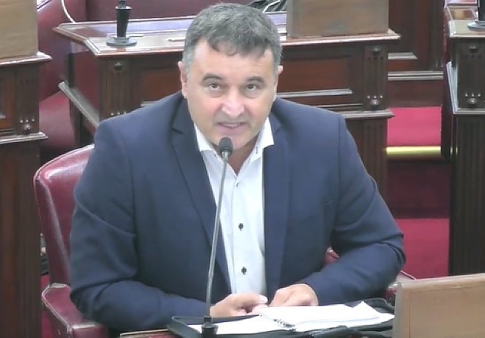 González pide por una comisión para controlar los acueductos