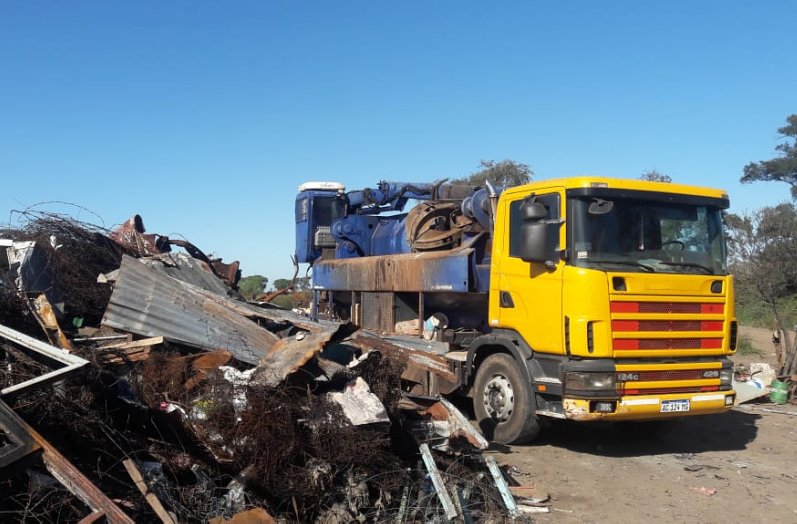 Compactan residuos metálicos en el basural de Suardi