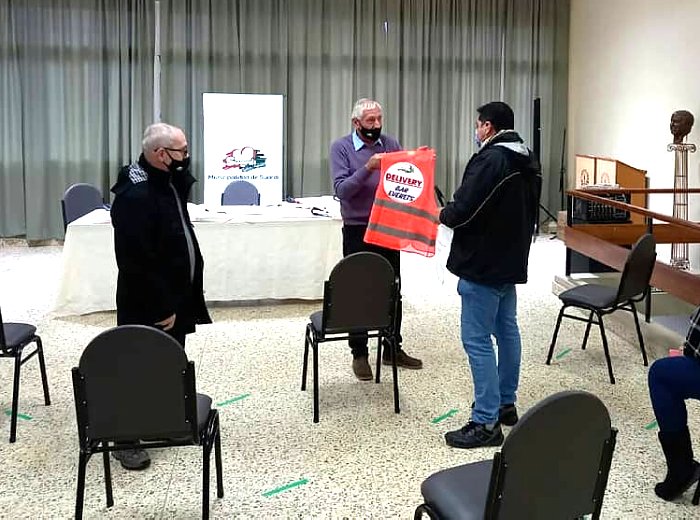 Suardi: Entregaron chalecos identificatorios a los servicios delivery