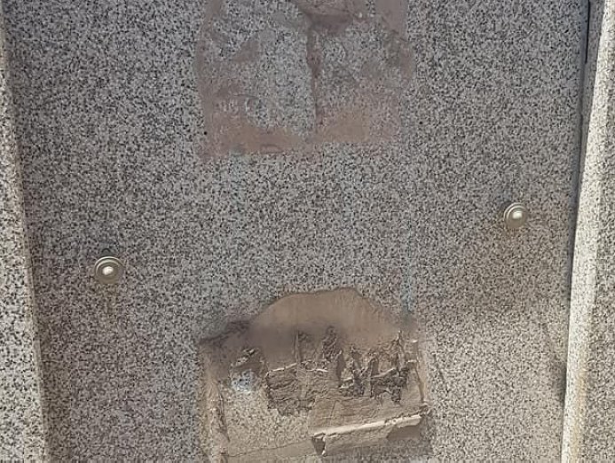 Robaron placas en el cementerio de Colonia Rosa