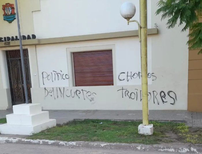 Aparecieron pintadas en el frente de la Municipalidad de Freyre
