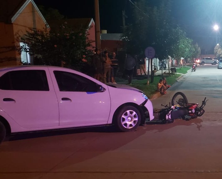 Chocaron un auto y una moto en Villa Trinidad