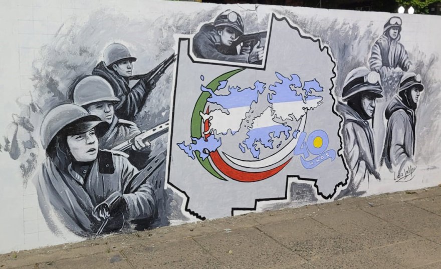 Lidia Jalife pintó su mural por los 40 años de la gesta de Malvinas