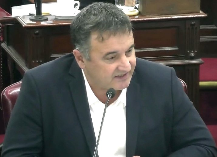 El diputado González denunció a una funcionaria del IAPOS