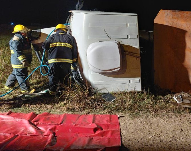 Un camión cayó a un canal en Morteros