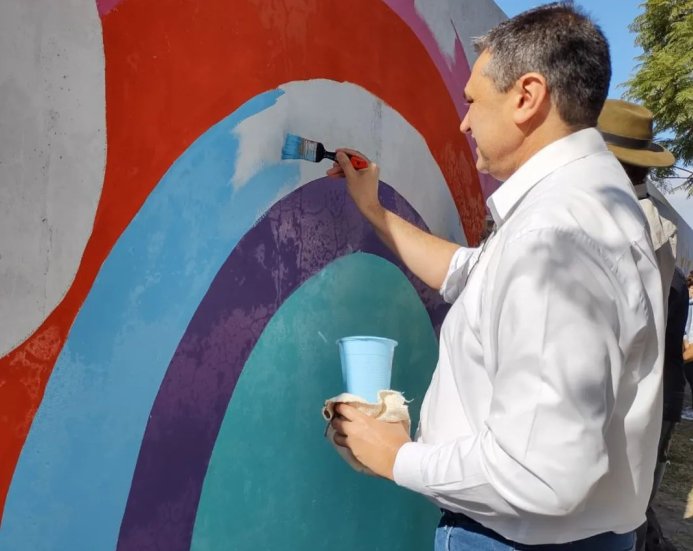 Brinkmann se llena de colores con murales de Mario Lange