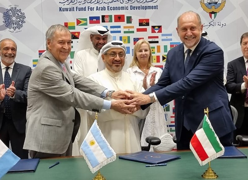 Perotti y Schiaretti firmaron en Kuwait el crédito para iniciar la construcción del acueducto biprovincial