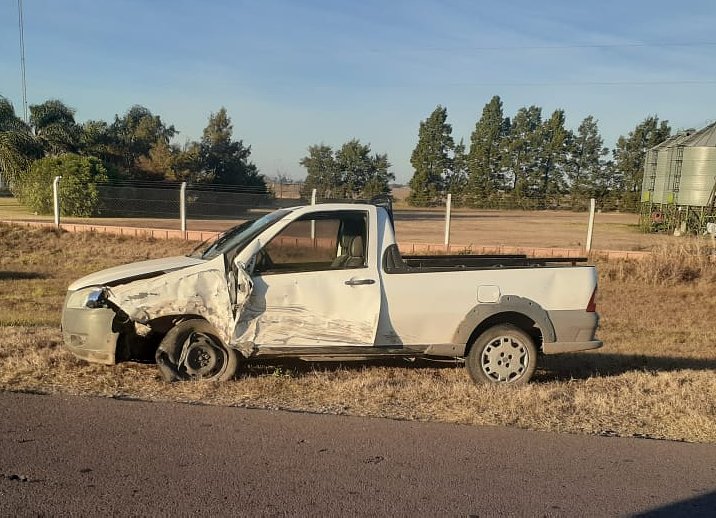 Accidente entre dos camionetas en cercanías de Col. Rosa