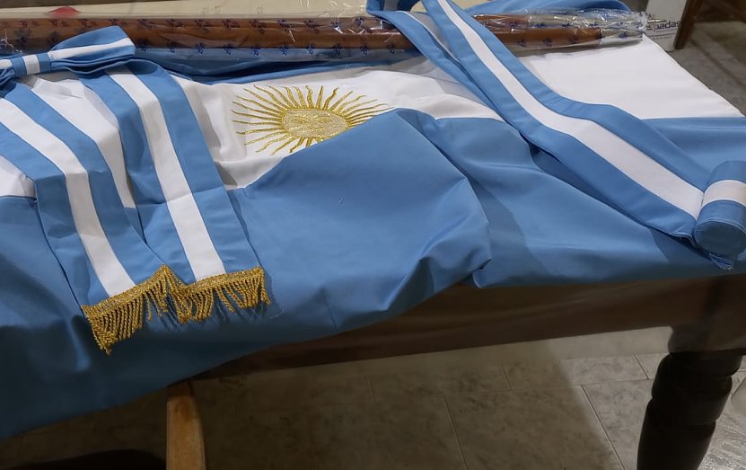 Bomberos de Suardi recibieron una donación anónima de una bandera