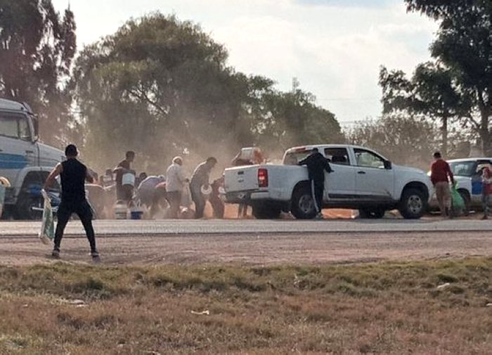 Volcó un camión con maíz y se llevaron parte de la carga