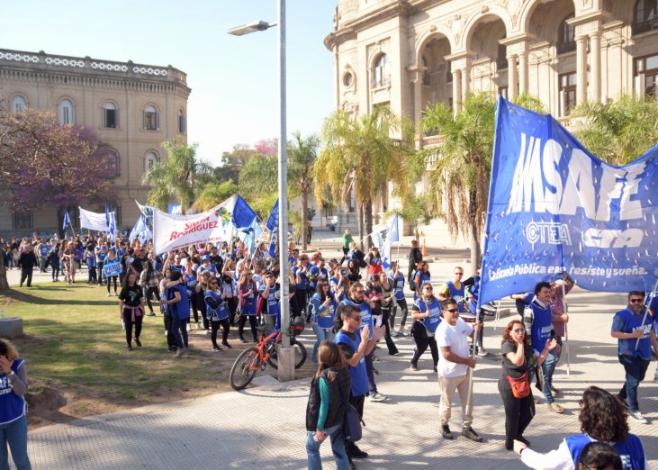 Masiva movilización de los docentes en Santa Fe