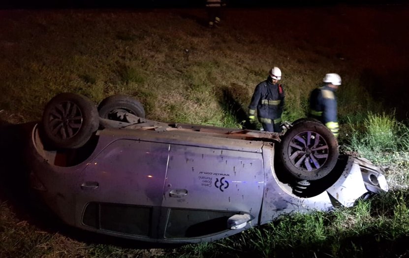 Un perro provocó el vuelco de un auto en Morteros