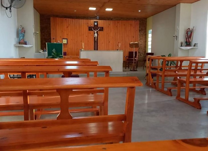 Capilla San Miguel ya tiene sus bancos