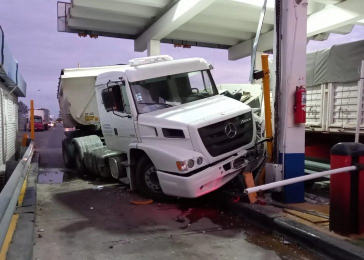 Imputaron al camionero que chocó una cabina de peaje en Devoto
