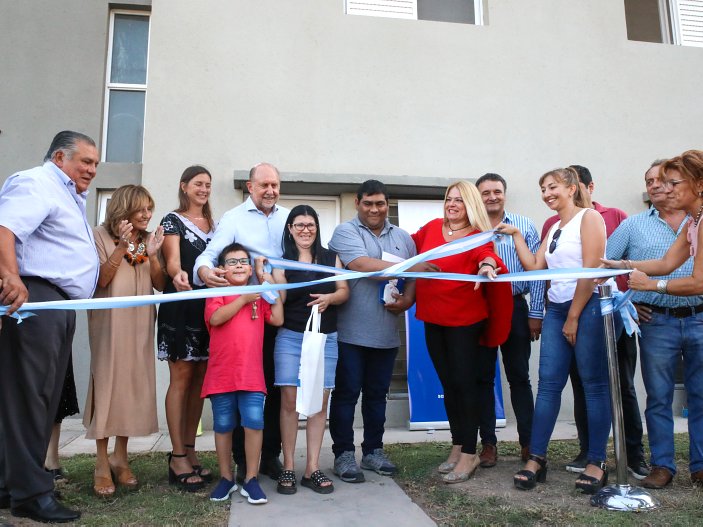 El gobernador Perotti inauguró 20 viviendas en la ciudad de Ceres