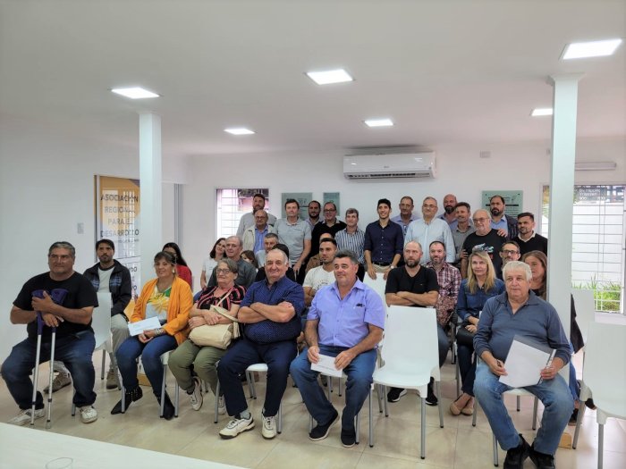 Entregaron créditos a productores agropecuarios y apícolas del depto. Castellanos