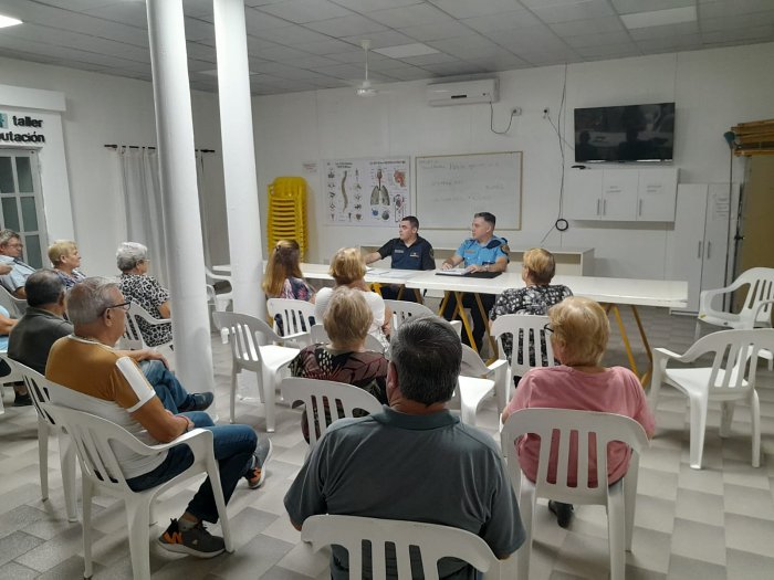 Policía de Brinkmann brindó recomendaciones a jubilados ante diversos delitos