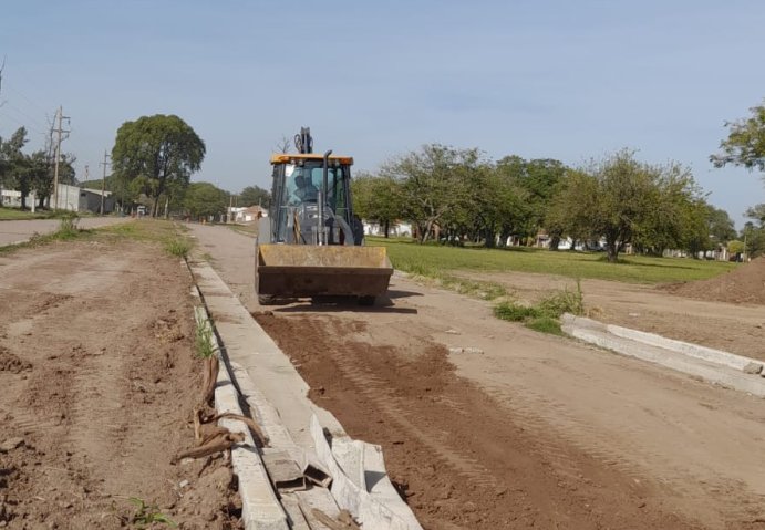 Obra de cordón cuneta y ripio en el norte de Morteros