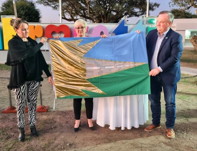 Ambrosetti presentó su bandera e inauguró un mega letrero