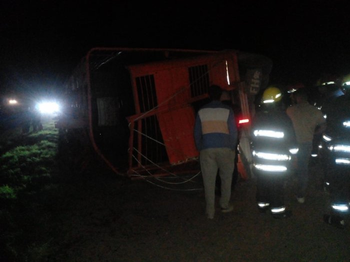 Volcó el acoplado de un camión en cercanías de Porteña