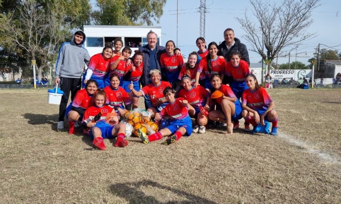 Michlig y González entregaron elementos a equipos de fútbol femenino