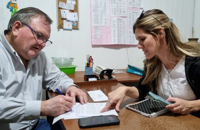 Michlig y González recorrieron escuelas y el club de Monte Oscuridad