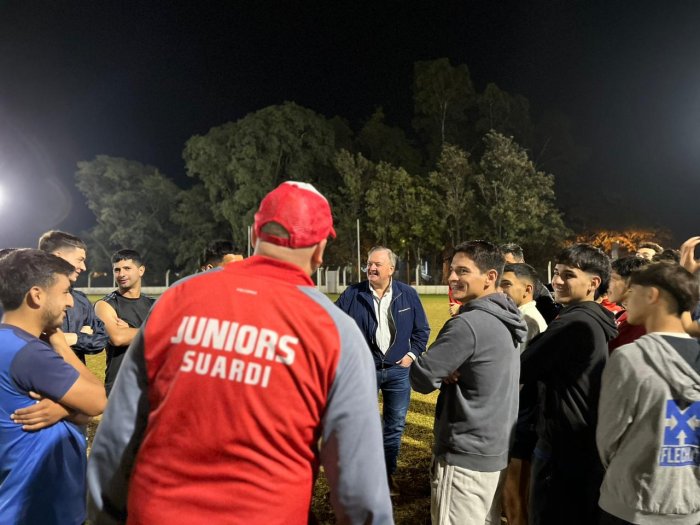 Michlig entregó elementos deportivos a Juniors y Sportivo