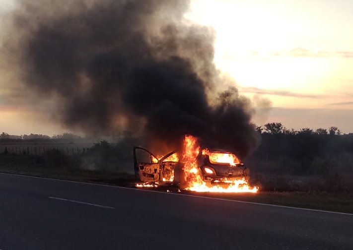 Balnearia: Se incendió un auto en ruta 17