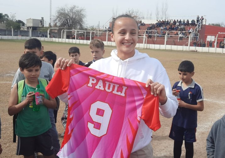 La mundialista Paulina Gramaglia fue homenajeada en Juniors
