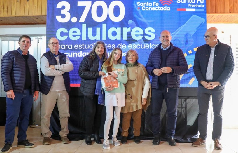La provincia entrega dispositivos tecnológicos a estudiantes de escuelas secundarias rurales

