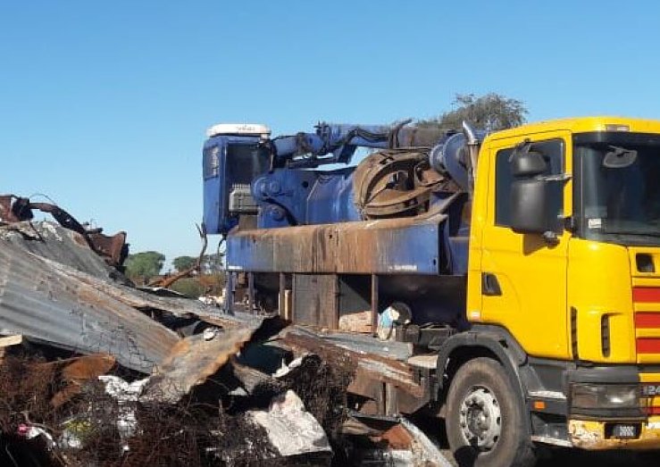 Vuelven a compactar residuos metálicos del basural de Suardi