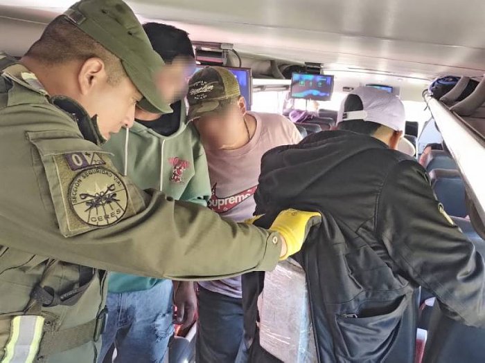 Ceres: Le encontraron un paquete de cocaína pegado en la espalda